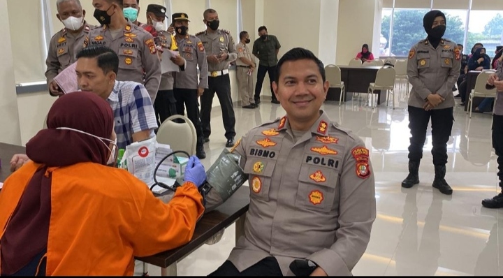 Sambut HUT Bayangkara ke 76 Polres metro Jakarta Barat Berkolaborasi dengan PMI Gelar Donor Darah