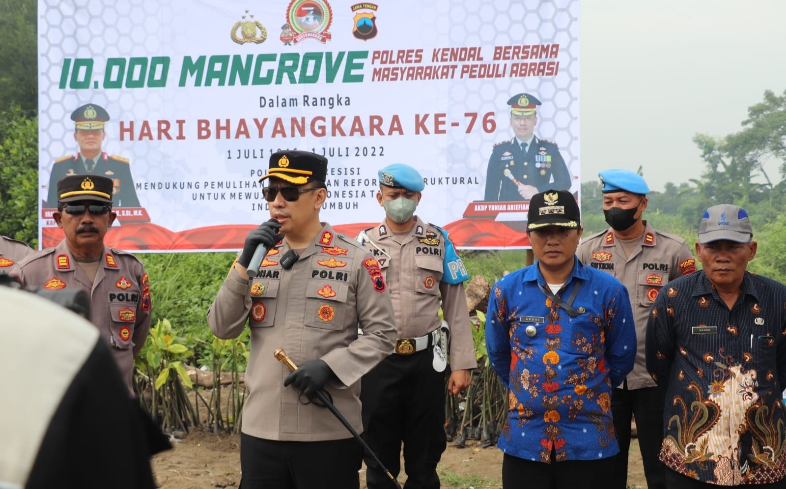 Polres Kendal Tanam 10.000 Pohon Mangrove Dalam Rangka HUT Bhayangkara ke 76 Sebagai wujud Peduli Penghijauan Pantai