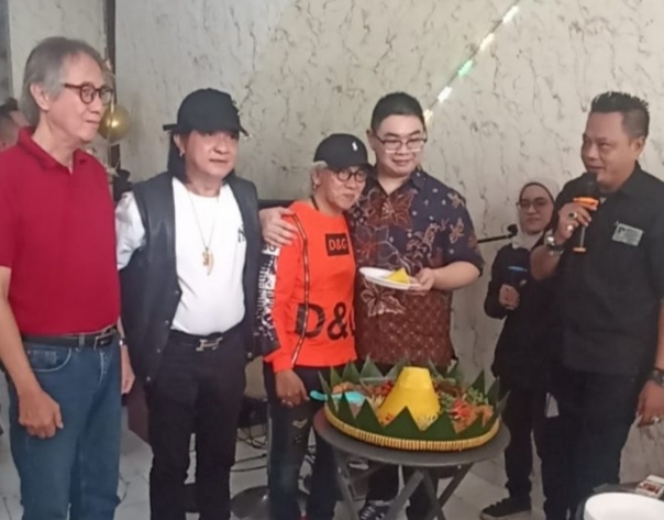 The legend cafe gelar grand opening