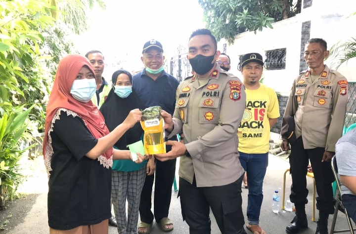 Sambut Hari Bhayangkara ke 76 Polsek Cengkareng Gelar vaksinasi Door To Door