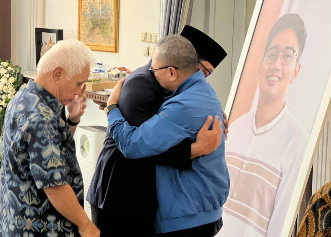 Kediaman Gubernur Jabar Kedatangan Zulkifli Hasan dan Hatta Rajasa untuk Takziah