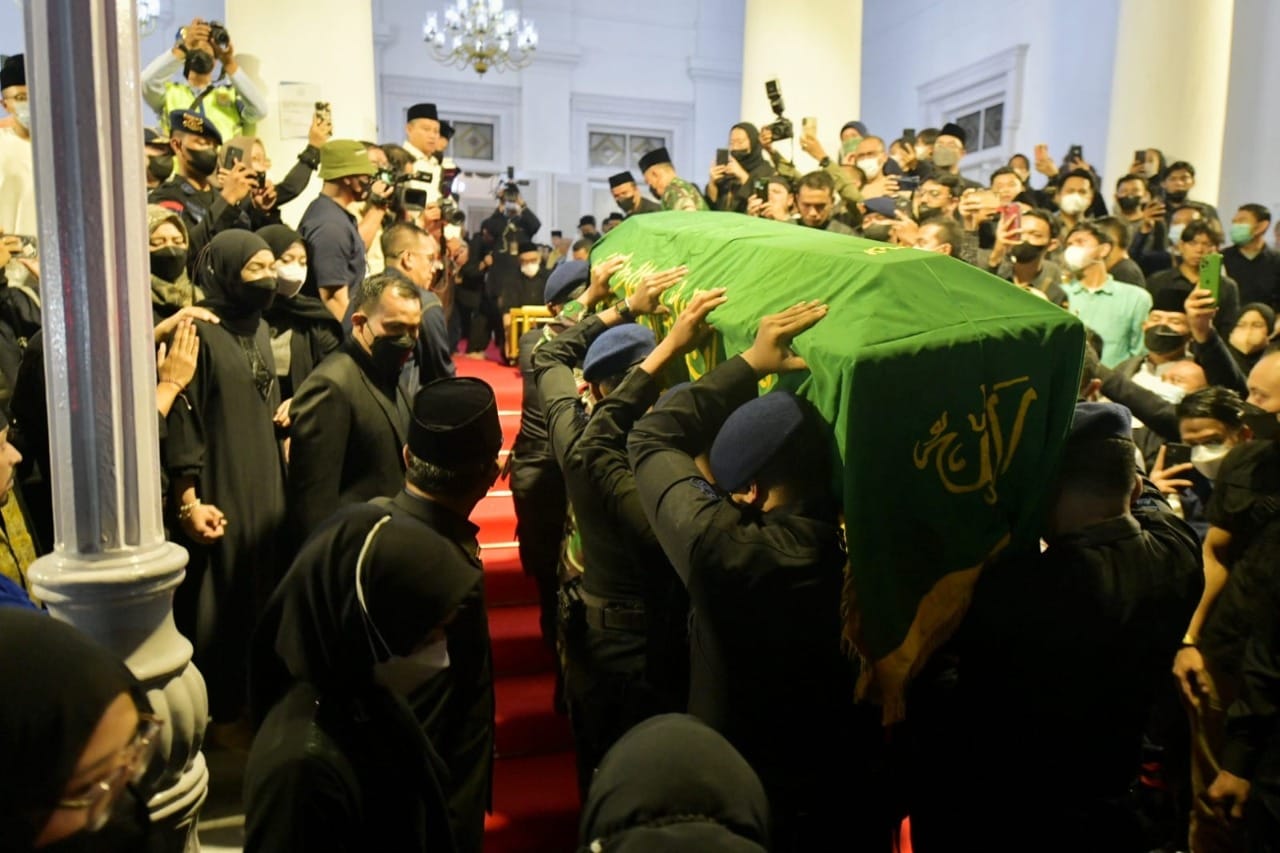 Jenazah Emmeril Khan Mumtadz atau Eril putra sulung Ridwan Kamil Gubernur Jawa Barat tiba di Tanah air