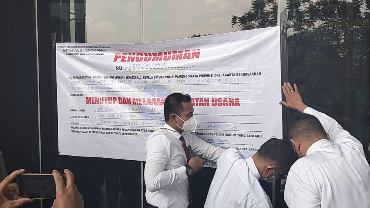 Satpol PP ( Satuan Polisi Pamong Praja ) Jakarta Pusat  Segel Holywings di Senayan