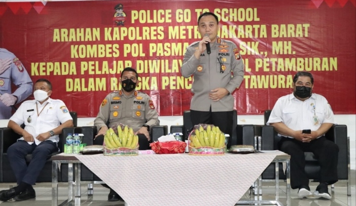Polres Metro Jakarta Barat Bersama Polsek Tanjung Duren Gelar Police go to School