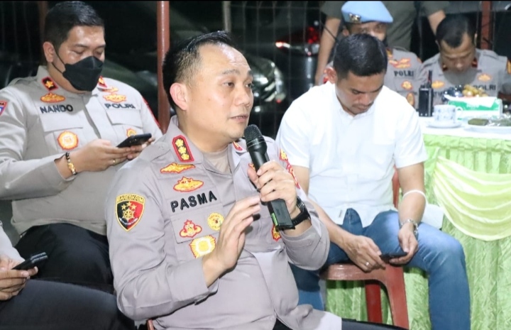 Kapolres Metro Jakarta Barat Kombes Pol Pasma Royce Ngopi Bareng Warga Komplek Permata