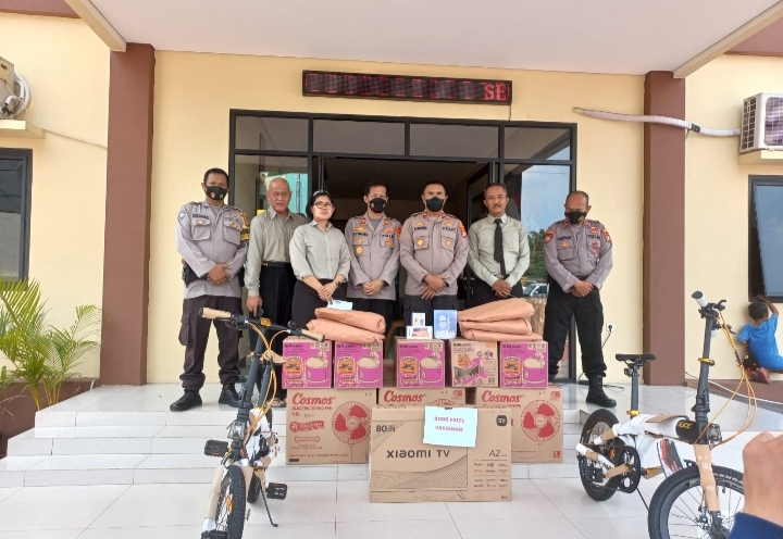 Rayakan Hari Kemerdekaan RI ke 77 Polsek Kalibaru Bagikan Undian Doorprize Vaksinasi Booster Merdeka