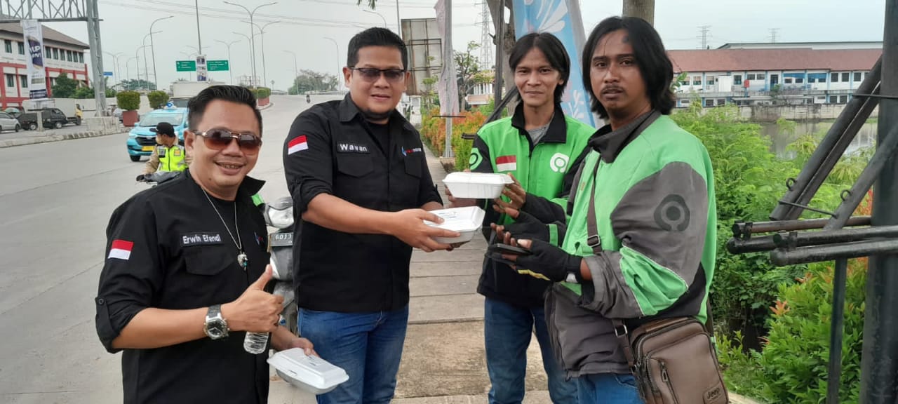 Bagi-bagi Makanan Siap Saji Yang Dilakukan Pengurus FWJI Korwil Jakarta Barat Tiap Jum’at