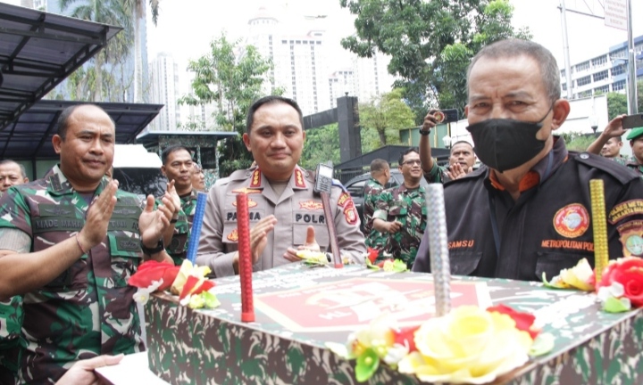 Kodim 0503 JB Digeruduk Personil  Polres Metro Jakarta Barat Yang Dipimpin Kombes Pol Pasma Royce