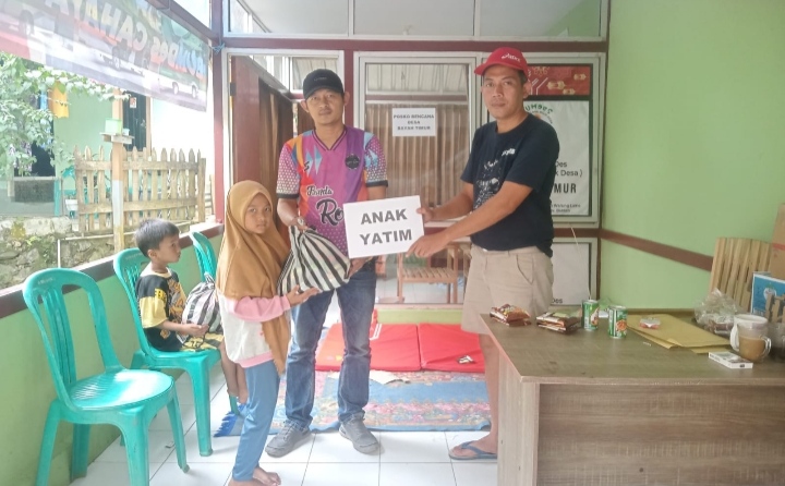 Karang Taruna Kecamatan Bersama Karang Taruna Desa Bayah Timur Bareng Perangkat Desa Bantu Warga Korban Banjir
