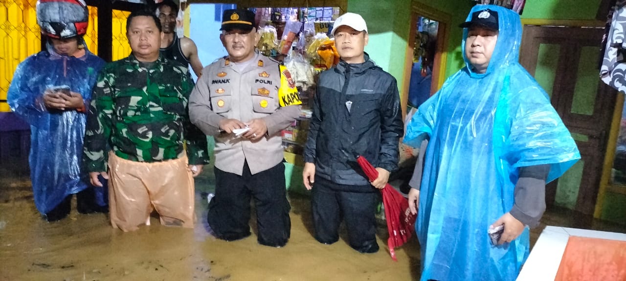 Polres Sukabumi Terjunkan satu Regu personil Samapta ke Wilayah Bencana Banjir di Purabaya Sukabumi