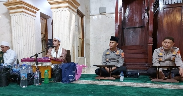 Kapolsek Tambora Kompol Putra Pratama Lakukan Giat Silaturahmi Dan Sholat Magrib Berjamaah
