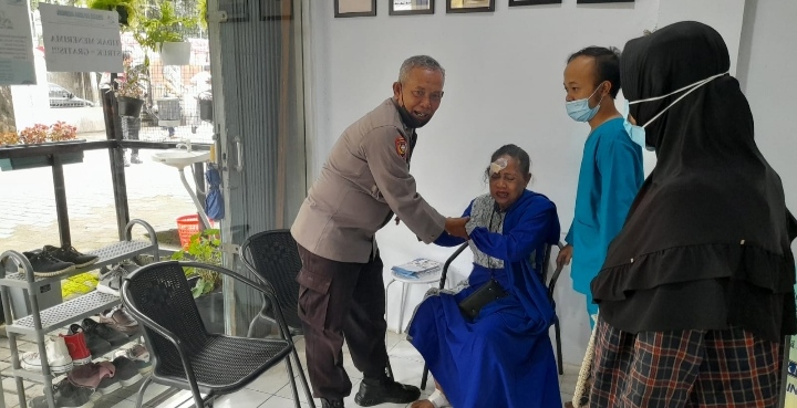 Kesigapan Anggota Polsek Joglo Bhabinkamtibmas Aiptu Muhdir Dan Kanit Patroli AKP Benget Sibuea Dalam Membantu Masyarakat