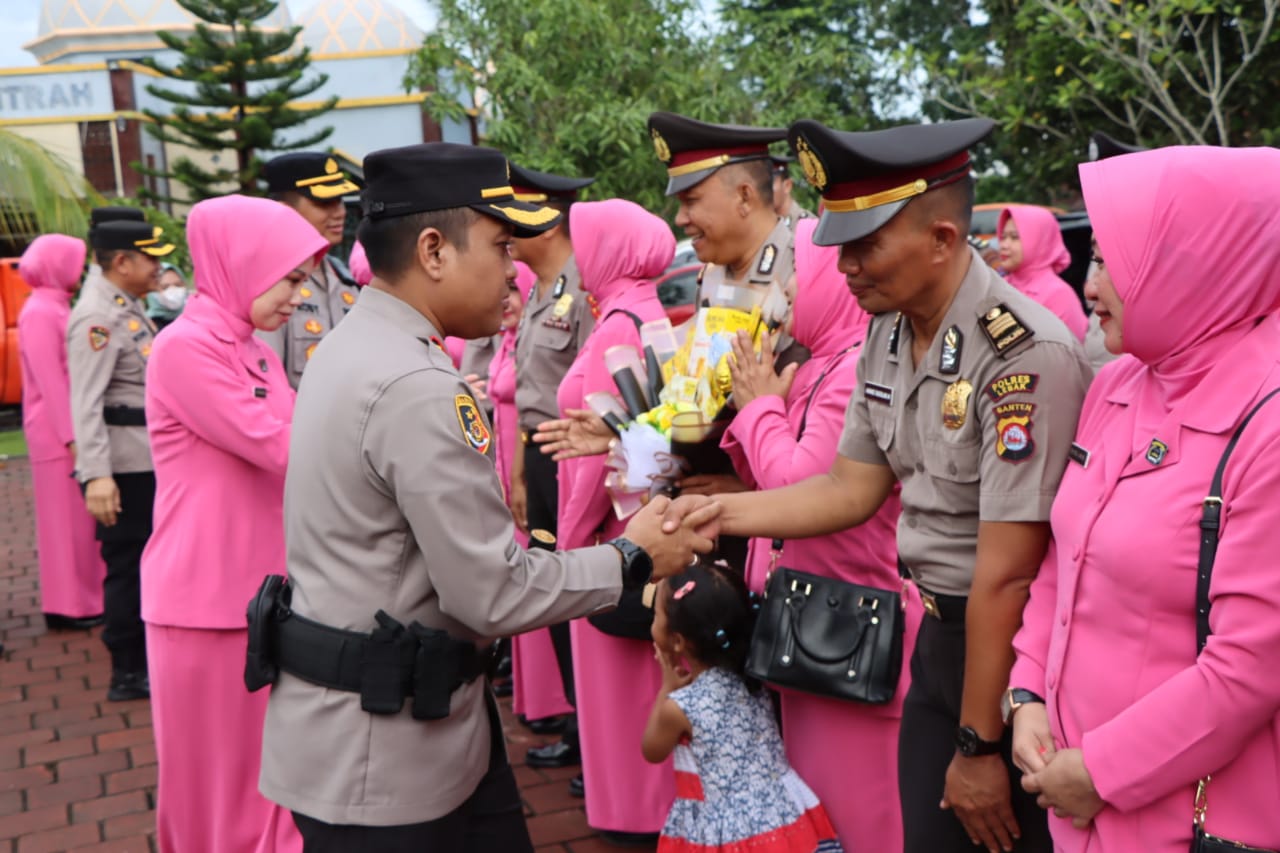 Kapolres Lebak Pimpin Upacara Korp Raport Kenaikan Pangkat 75 Personil Polres Lebak