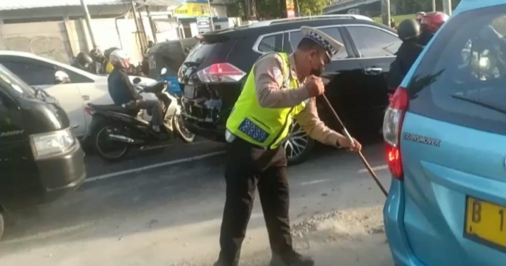 Bersihkan Kerikil Tercecer Dari Mobil Molen Satlantas Polres Metro Jakarta Barat Cegah Kecelakaan Lalulintas