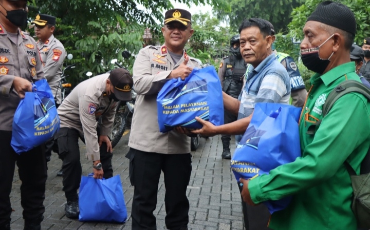 73 Bakti Polda Metro Jaya, Polresta Bandara Soekarno-Hatta Berikan Bantuan Sembako Bagi Warga Sekitar Bandara Soekarno-Hatta