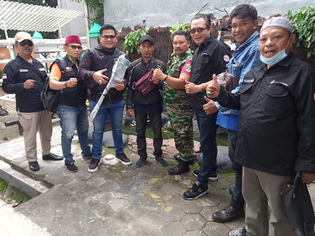 Jumat Berkah FWJI Korwil Jakbar Beri Bantuan Tongkat Bagi Penyandang Disabilitas