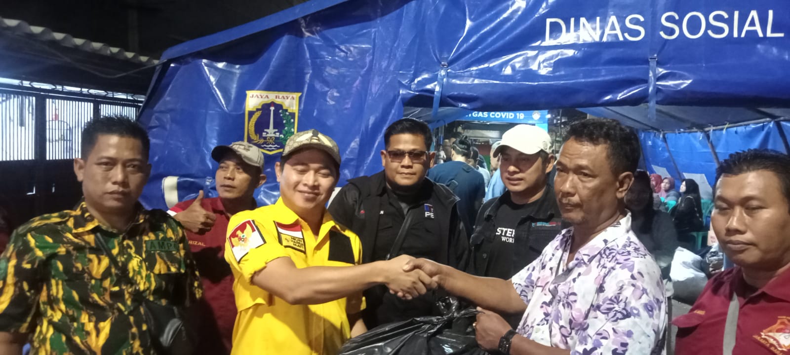 KETUA AMPG ANDRI SANTOSA BERSAMA SKT FORPETAB DAN FWJI SALURKAN DONASI KORBAN KEBAKARAN