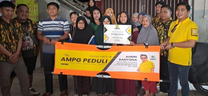 Peduli terhadap Warga, Ketua AMPG Berikan Bantuan 8 Tandu Bagi Warga Rusun Pesakih Cengkareng