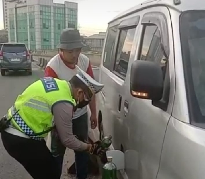 Spontanitas Dan Kesigapan Personil Satlantas polres metro Jakarta barat Bantu Kendaraan Kehabisan Bahan Bakar