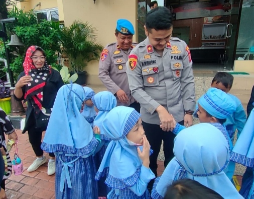 Study Anak Sahabat Polisi Diterima Kapolsek Tanjung Duren Kompol.Muharram Wibisono