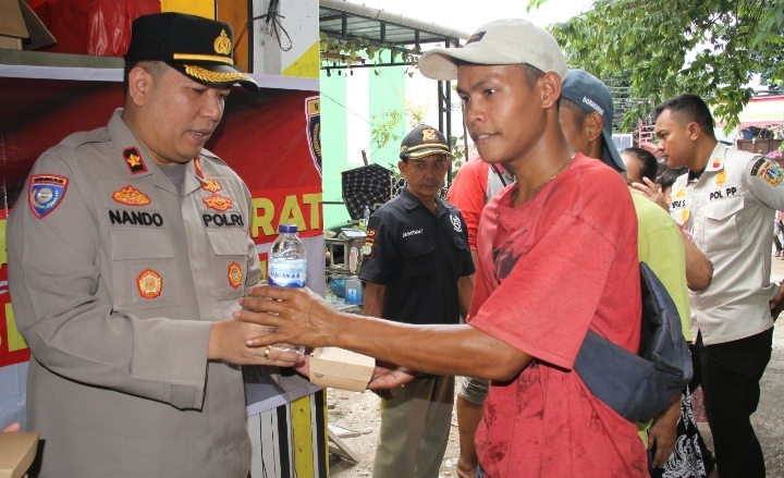 Program Kapolres Metro Jakarta Barat Peduli Dan Berbagi Sasar  Area Slum Wilayah Jakarta Barat