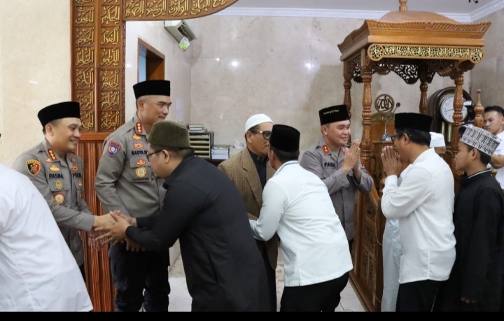 Kapolda Metro Jaya Irjen.Pol.Dr.M Fadil Imran Laksanakan Sholat Jum’at Bersama Kapolres Metro Jakarta Barat Kombes.Pol.Pasma Royce
