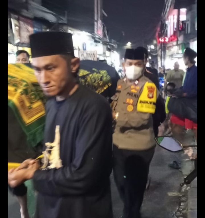 Kepedulian Bhabinkamtibmas Rawabuaya Polsek Cengkareng Aiptu.Suhartopo Bantu Warga Dalam Prosesi pemakaman