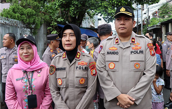 Bagikan Takjil Rutin Kepada Warga Sekitar Yang Digagas Kapolres Metro Jakarta Barat  Kombes.Pol.M.syahduddi