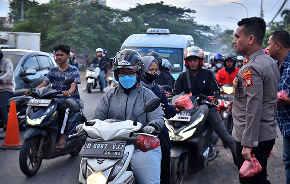 Polsek Cengkareng Bagikan Takjil Kepada Masyarakat Dan Pengendara Yang Melintas Didepan Mako Polsek Cengkareng