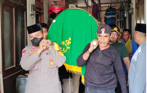 Wujud Kepedulian Bhabinkamtibmas Rawa Buaya Aiptu.Suhartopo Bantu Prosesi Pemakaman Anggota Citra Bhayangkara Polsek Cengkareng