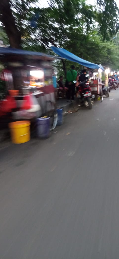 Trotoar Dan Bahu Jalan Di Gunakan PKL Dan Parkir Kendaraan