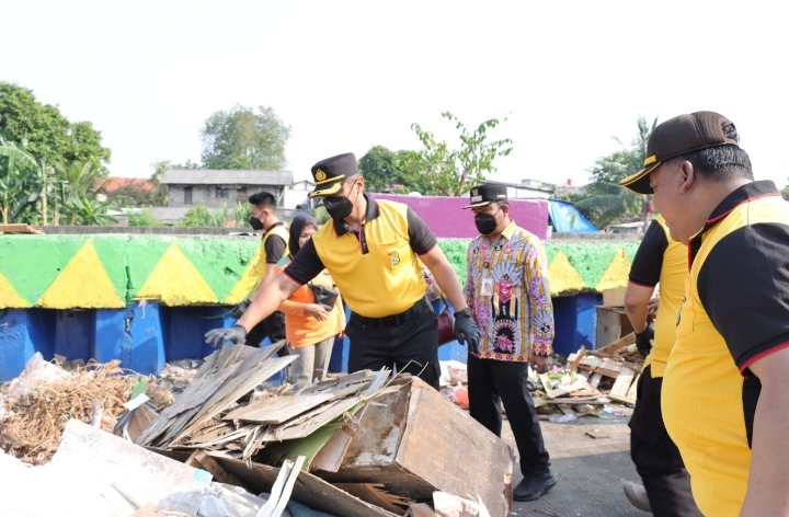 Polres Metro Jakarta Barat Bersama Polsek Jajaran Adakan Kerja Bakti Bersama Elemen Masyarakat Dan Gen Z(Milenial)