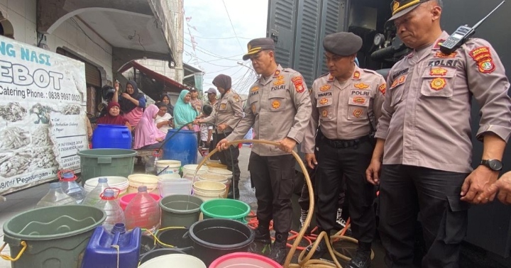 Polres Metro Jakarta Barat Bantu Suplai Air Bersih Kepada Masyarakat Terdampak Tersendatnya Pasokan dari perusahaan Air Minum