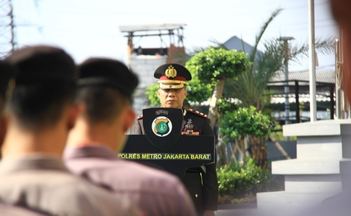 Wakapolres Metro Jakarta Barat Akbp Sarly Solu Pimpin Upacara Peringatan Hari Bela Negara Ke-75 “Kobarkan Bela Negara Untuk Indonesia Maju”
