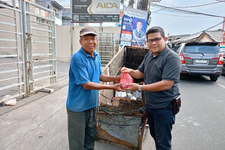 Berbagi Kebahagiaan,FWJ Korwil Jakarta Barat Bagikan Nasi Bungkus Kepada Warga