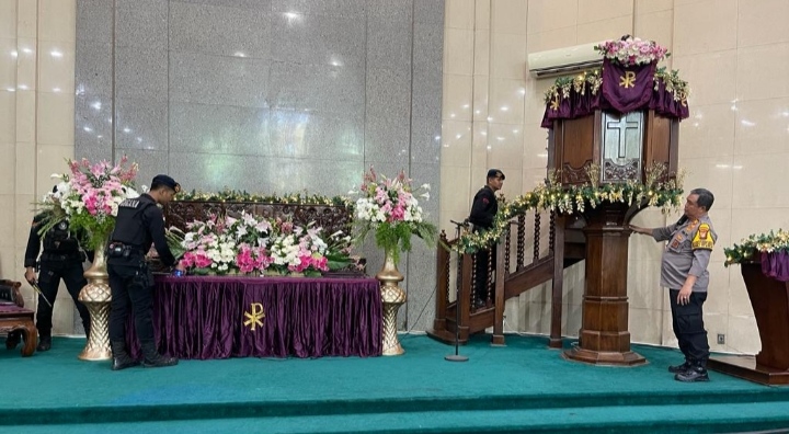 Tim Brimob Gegana Polda Metro Jaya Bersama Polres metro Jakarta Barat Lakukan Sterilisasi Gereja Diwilayah Jakarta Barat