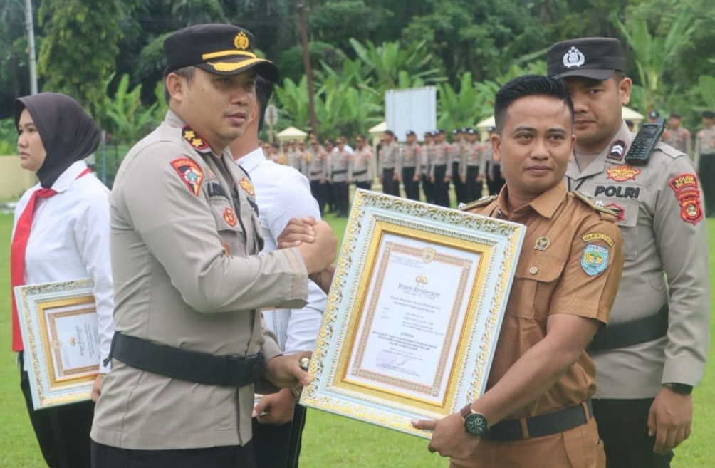 Dua Pembina LSM Penjara DPC Oku Selatan Dapat Penghargaan Dari Polres Oku Selatan Dalam Rangka Membantu Pengungkapan Pembunuhan Berencana Diwilayah Hukum Polsek Simpang
