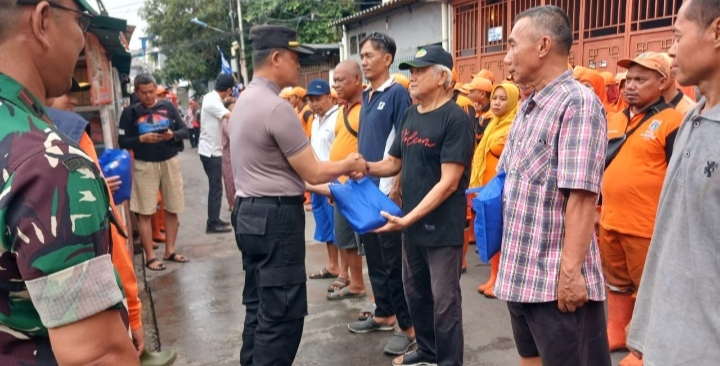 Polsek Tanjung Duren Bersama Tiga Pilar Gelar Kerja Bakti Massal Pasca Kebakaran,Beri Bantuan, Trauma Healing Hingga Bantu Buatkan Surat Kehilangan