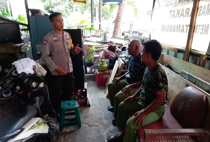Sambang Kamtibmas , Bhabinkamtibmas Pinangsia Beri Edukasi Wujudkan Pemilu 2024 Aman Dan Damai