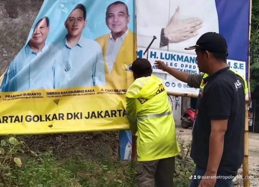 Penertiban Alat Peraga Kampanye Di Cengkareng, Sebanyak 204 APK Ditertibkan