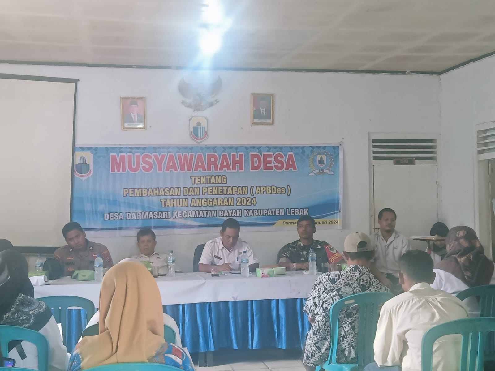 Bhabinkamtibmas Polsek Bayah Polres Lebak Hadiri Musdes Pembahasan dan Penetapan APBDes TA. 2024 Desa Darmasari