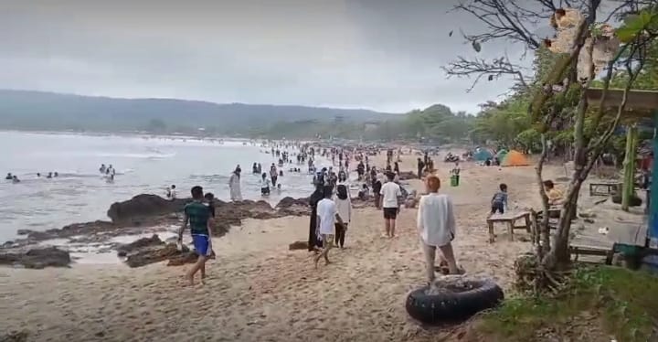 Pantai Sawarna Masih Menjadi Tempat Paporit Bagi Para Pengunjung Di Akhir Libur Lebaran