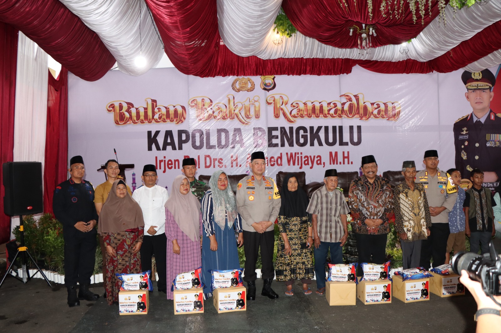 BULAN BAKTI RAMADHAN, KAPOLDA BENGKULU BAGIKAN PAKET SEMBAKO KEPADA WARGA KURANG MAMPU DI WILAYAH BENGKULU UTARA