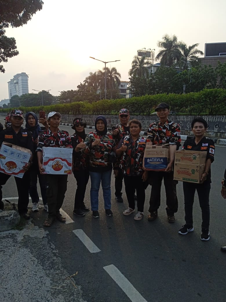 Komandan Ormas Laskar Merah Putih.Divisi Densus Mada DKI Berbagi Kebahagiaan Di PenghujungBulan Ramadhan