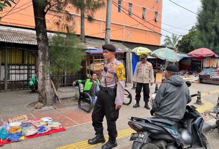 Polsek Cengkareng Tingkatkan Keamanan Dengan patroli Jalan Kaki Dipusat Perbenjalaan