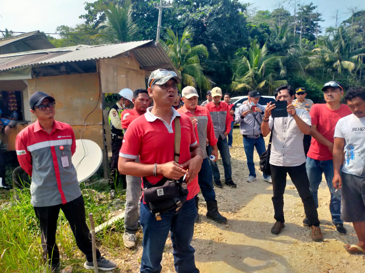 Alat Berat Milik PT. Cemindo Gemilang Gagal Melakukan Pembongkaran, Mendapat Protes Dari Warga dan Pemilik Warung