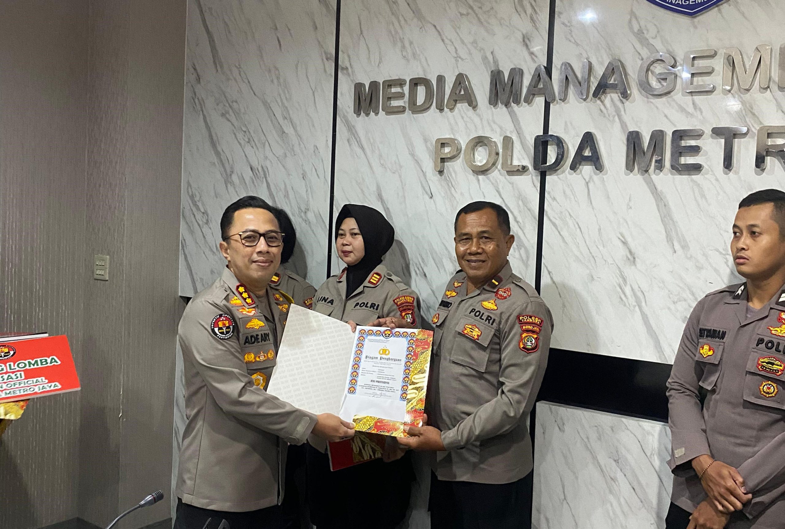 Berhasil Gagalkan Aksi Curanmor Dan Ungkap 37 unit Sepeda Motor,Kasi Humas Polsek Tambora Terima Penghargaan Dari Bidang Humas PMJ