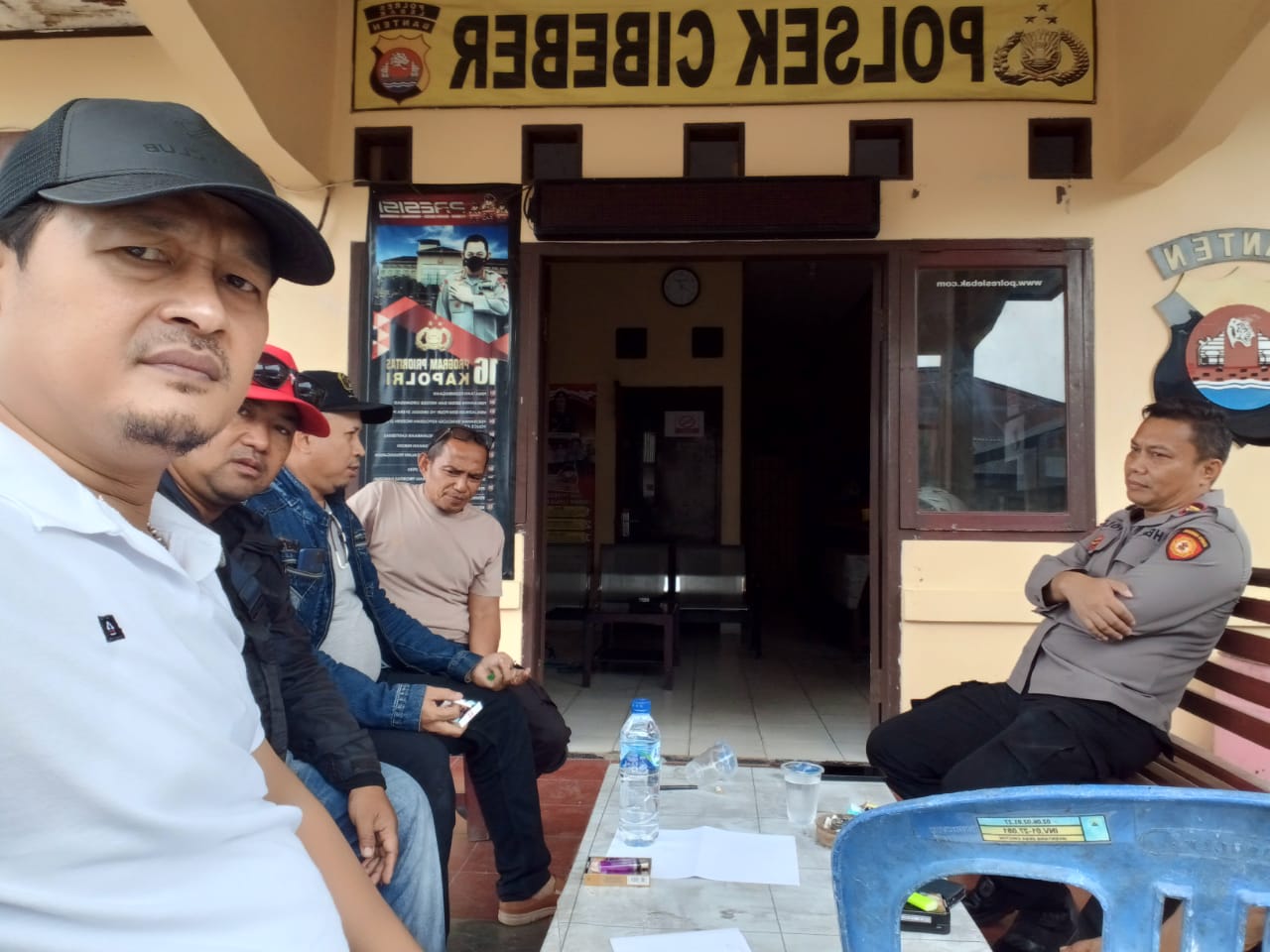 Senyum Ramah Kapolsek Cibeber, Iptu Henri Sinaga S.H Saat Kedatangan Awak Media Di Mapolsek