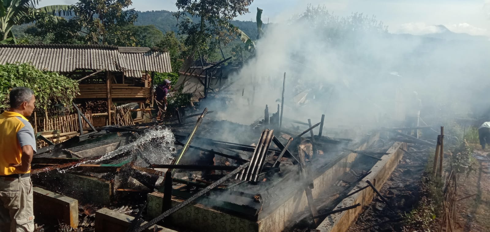Satu Unit Rumah Semi Permanen Hangus Terbakar Di Kabandungan