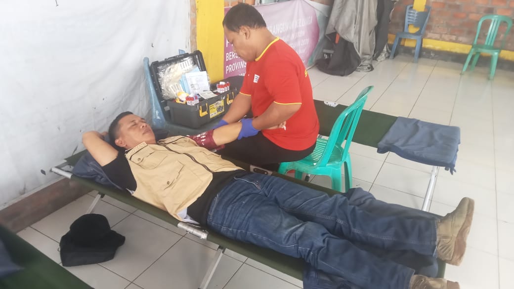 CAMAT DAN KAPOLSEK SAGARANTEN BERPARTISIPASI KEGIATAN SOSIAL DONOR DARAH, DI ACARA PERINGATAN HARI PAHLAWAN